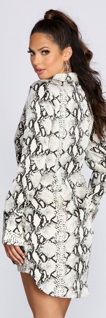 Mini vestido elegante de satén con estampado de serpiente